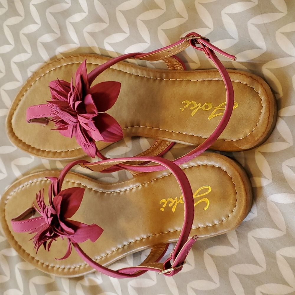 NIB Fuschia T Strap Sandals - Picture 6 of 9